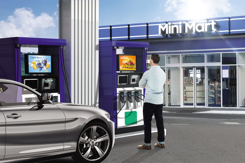 Person tankt Auto an Tankstelle mit Zapfsäule inkl. Smart Signage-Lösung