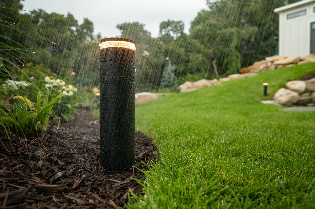 Episode Radiance Audio & Lighting System im Garten bei Regen
