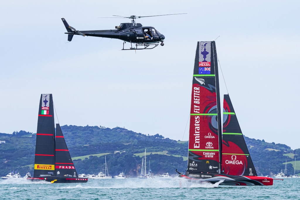 zwei Segelboote und eine Helikopter beim America's Cup