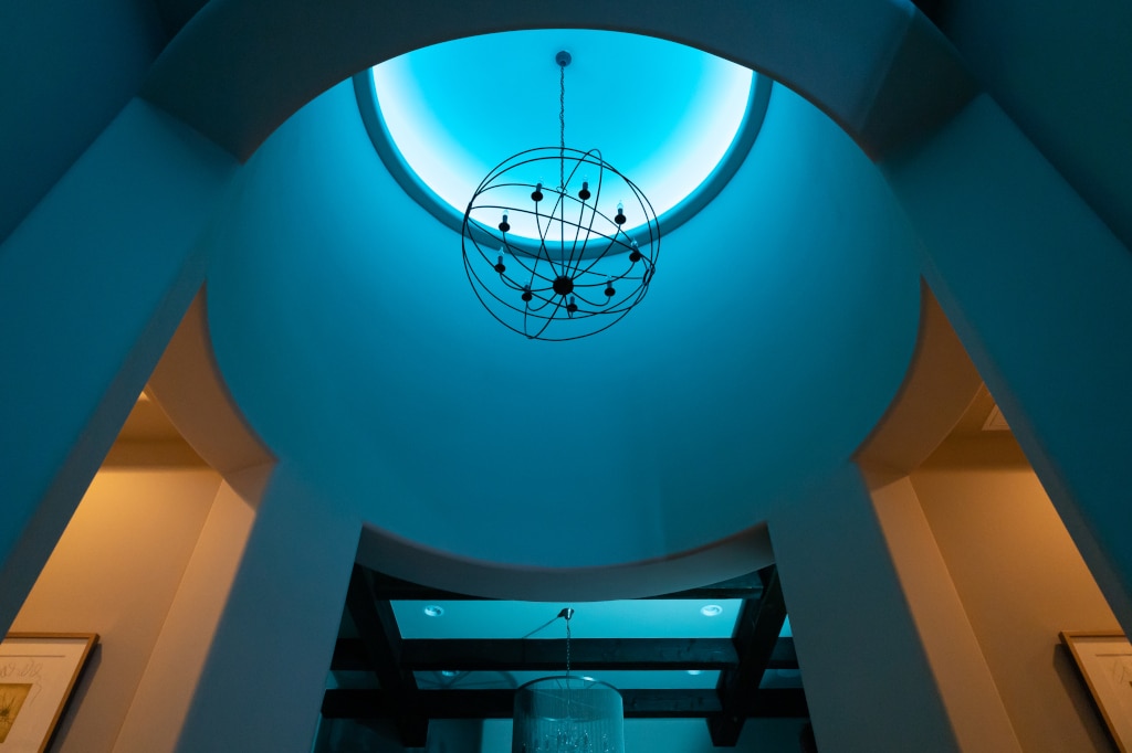 Control4 Vibrant Linear Lighting in blau an Decke