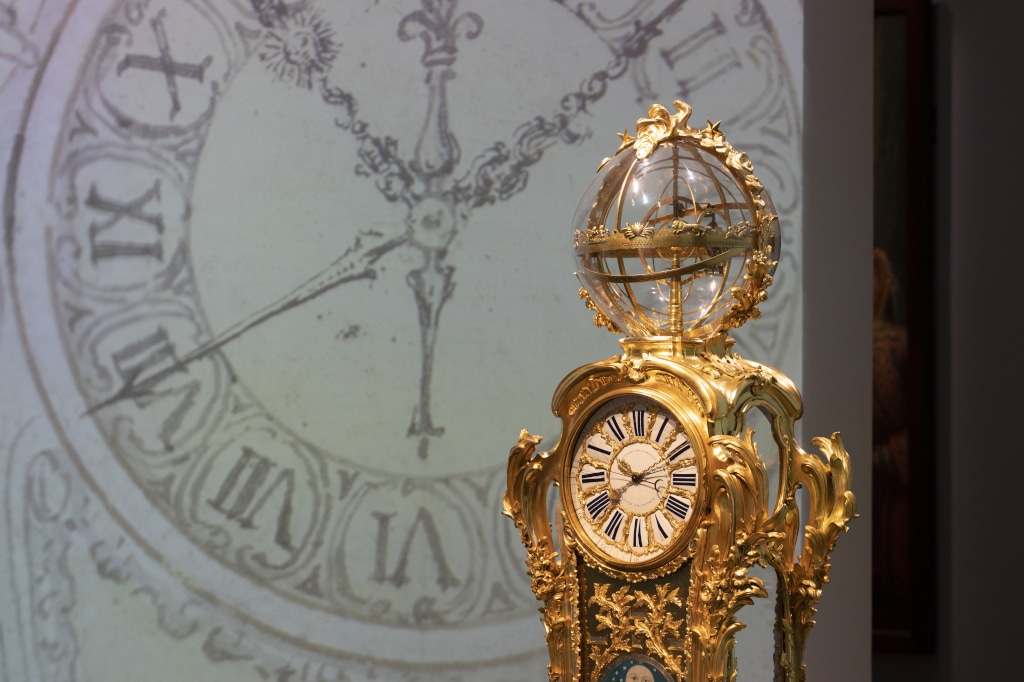 Uhr von Passemant aus dem 18. Jahrhundert mit Projection Mapping im Hintergrund