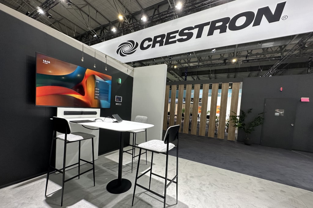 Crestron-Stand mit Holzmedia-Möbeln