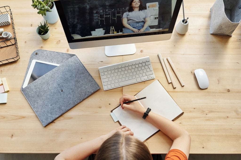 Videocall mit Laptop und Notizblock