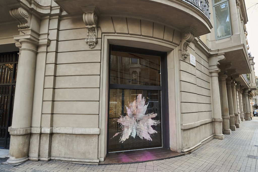 Durchscheinendes Schaufenster des Infiled-Sitzes in Barcelona