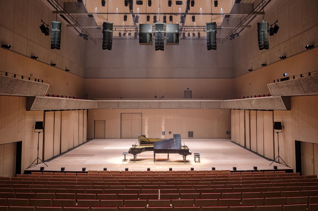 Konzertsaals Grand Manège in Namur mit Blick frontal auf Bühne