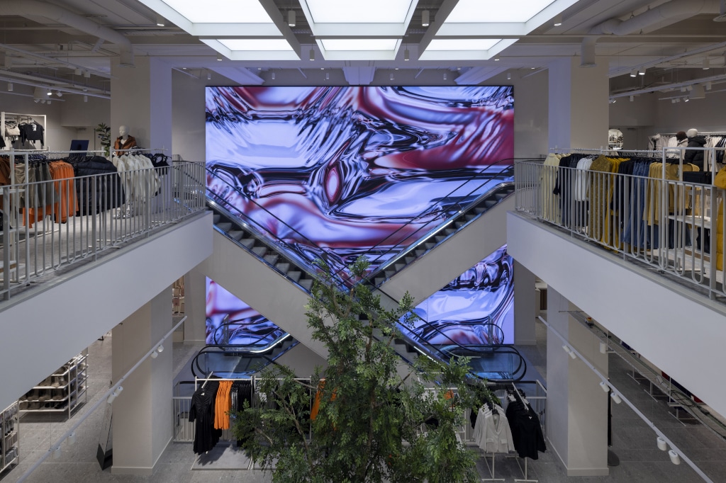 Leyard Europe LED-Wand in H&M-Geschäft hinter Rolltreppen mit Kunstwerk