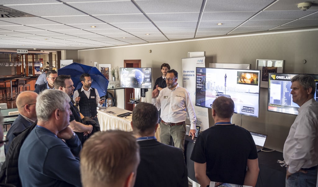 Umbrella Tour mit Patrick Graf und Besucher:innen auf den Networked Media Days