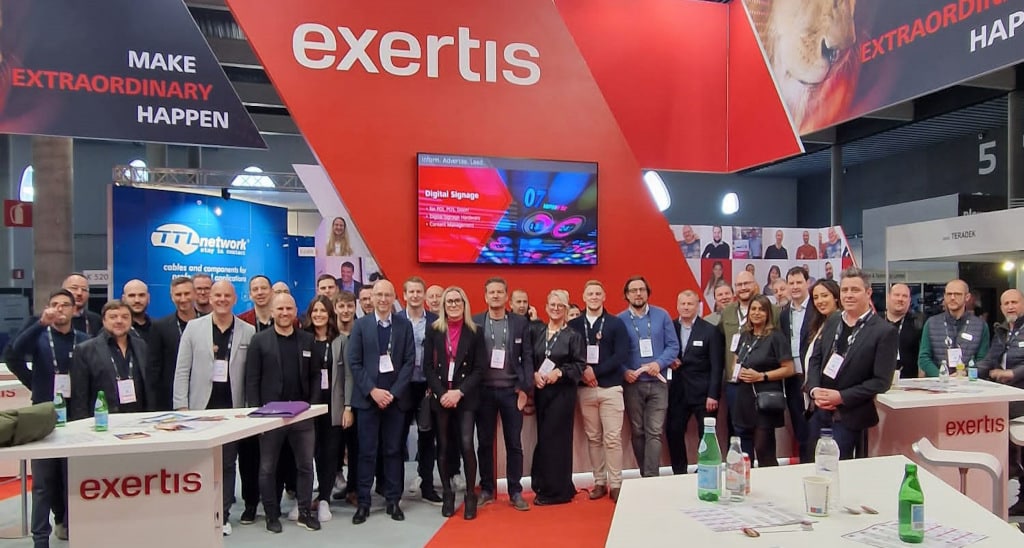 Gruppenbild Exertis Pro AV auf der ISE 2023 am Messestand