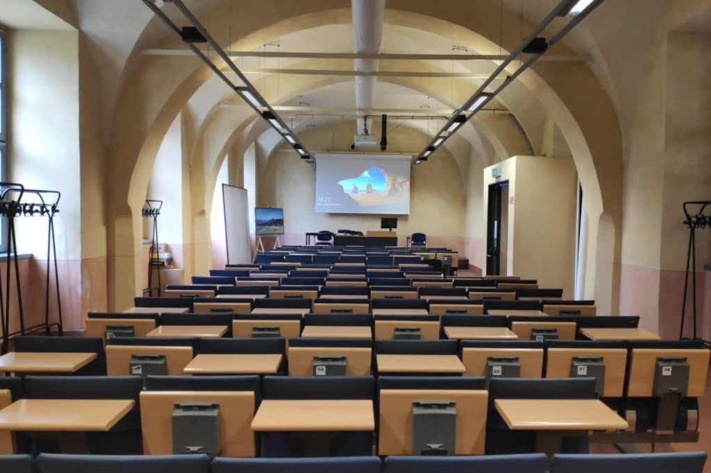 Seminarraum der Universität Insurbia mit hybrider Ausstattung
