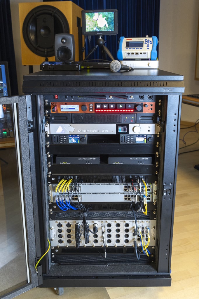 Demo-Rack: Geräte aus der Nexus-Serie, Arista IT-Switche, Matrox Converter und Merging Interfaces