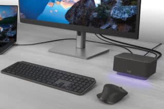 Logitech Logi Dock an Arbeitsplatz angeschlossen