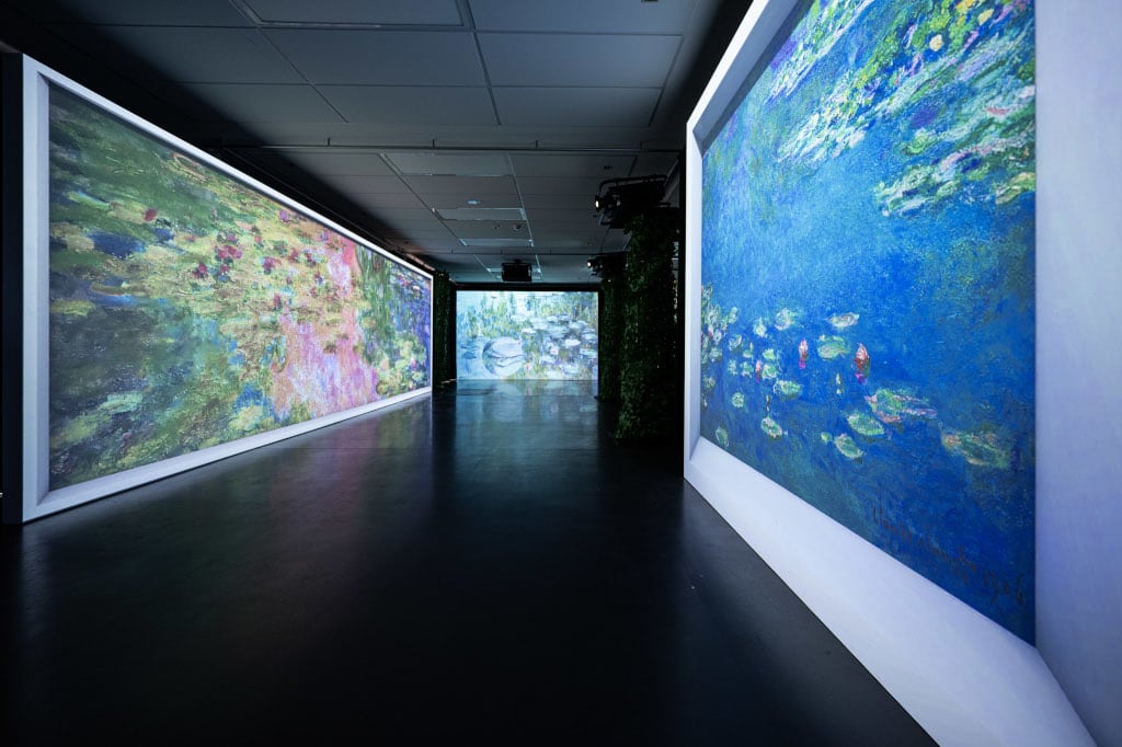 Atelier von Monets Garten mit großformatigen Bilder des Künstlers ausgestattet