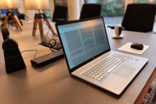 Laptop auf Schreibtisch
