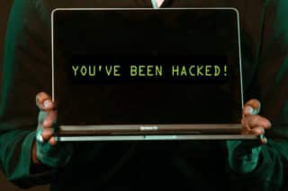 'You’ve been hacked!' auf Laptop-Bildschirm angezeigt