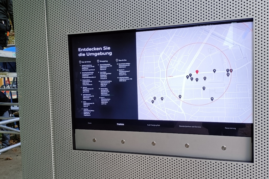 LG Outdoor-Display im Audi charging hub Zürich