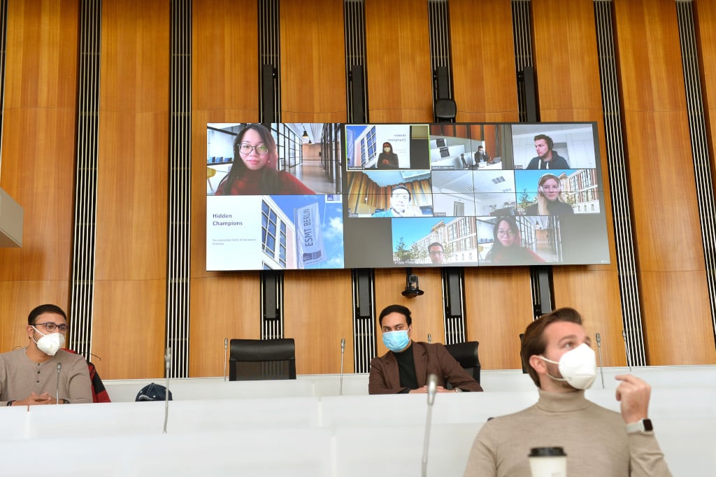 Blickwinkel der Dozierenden der ESMT in hybrider Lehre auf alle Teilnehmenden vor Ort und digital auf Display-Wand