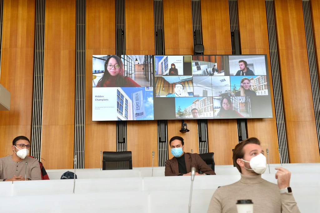 Blickwinkel der Dozierenden der ESMT in hybrider Lehre auf alle Teilnehmenden vor Ort und digital auf Display-Wand