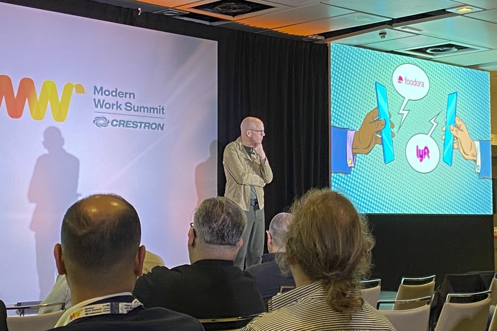 Andreas Ekström trägt auf dem Modern Work Summit 2023 vor