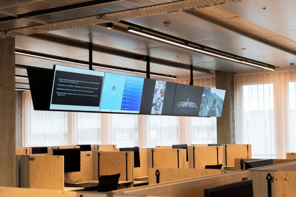 Doppelseitige 5-fach-Videowall im Customer-Service-Bereich der der On AG