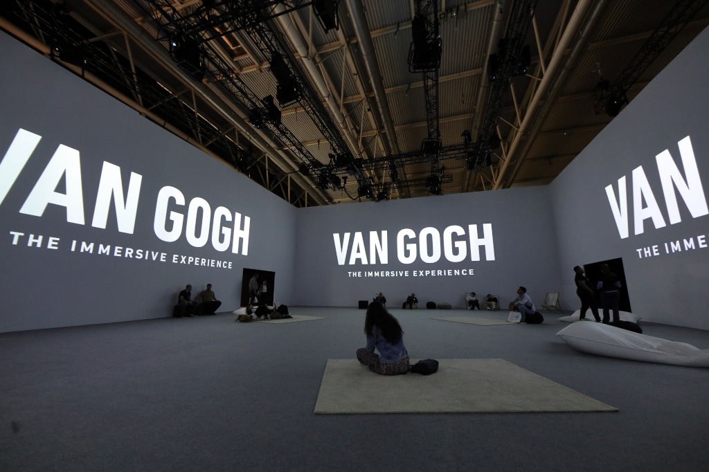 Immersive Exhibition im Rahmen der ISE 2022 mit Projektionen von van Gogh-Schriftzug