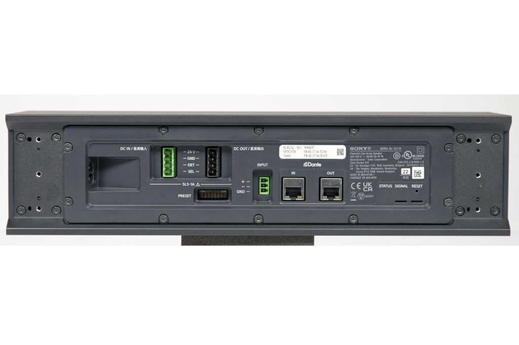 Anschlüsse und Grund-Bedienung: Rückseite der SLS-1A mit Dante-Interface, einem analogen Eingang, 24-V-Anschlüssen und den DIP-Switches für eine einfache Einstellung des Beams
