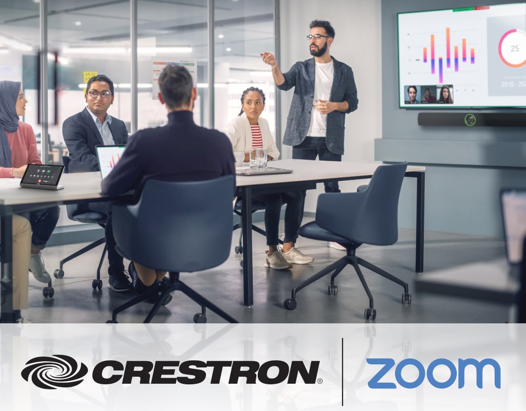 Konferenzraumsituation mit Crestron- und Zoom-Logo eingeblendet