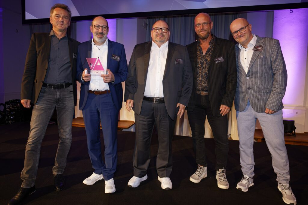 Gruppenfoto von Mike Goehler, Jochen Schwarz, Uli Haug, Markus (Mac) Hermann und Oliver Merz mit The AVard-Auszeichnung zur Company of the year 2023 