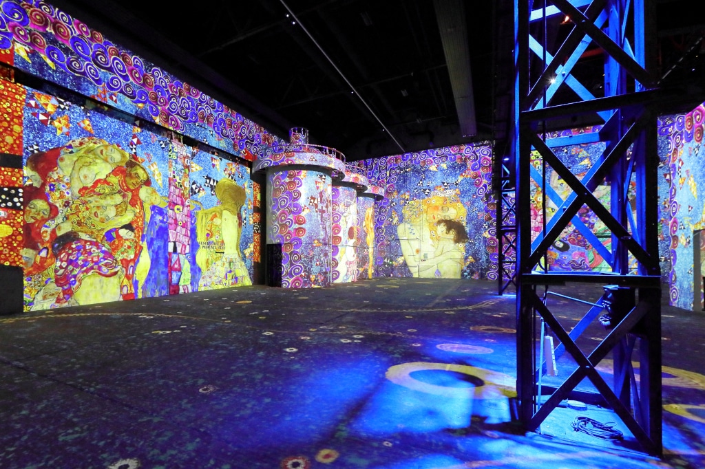 Projektion in immersiver Ausstellung im Phoenix des Lumières