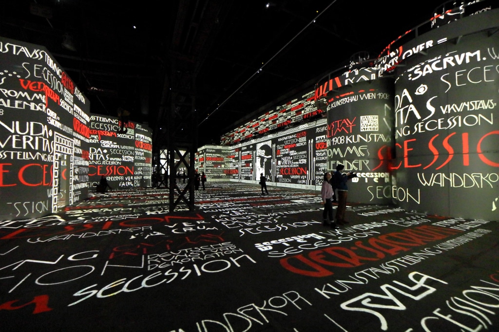 Projektion in immersiver Ausstellung im Phoenix des Lumières