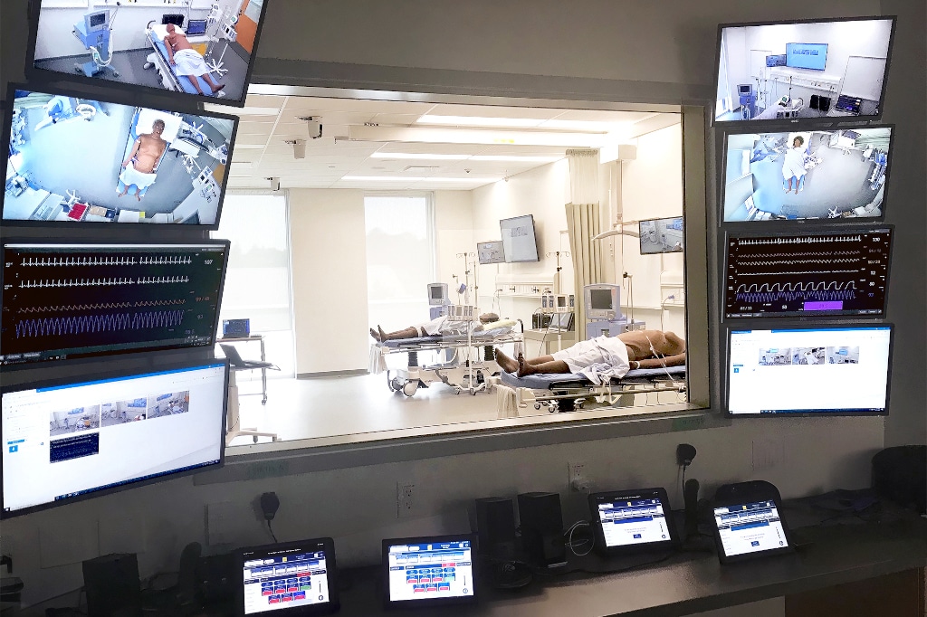 Kontrollraum mit Blick in den Simulationsraum