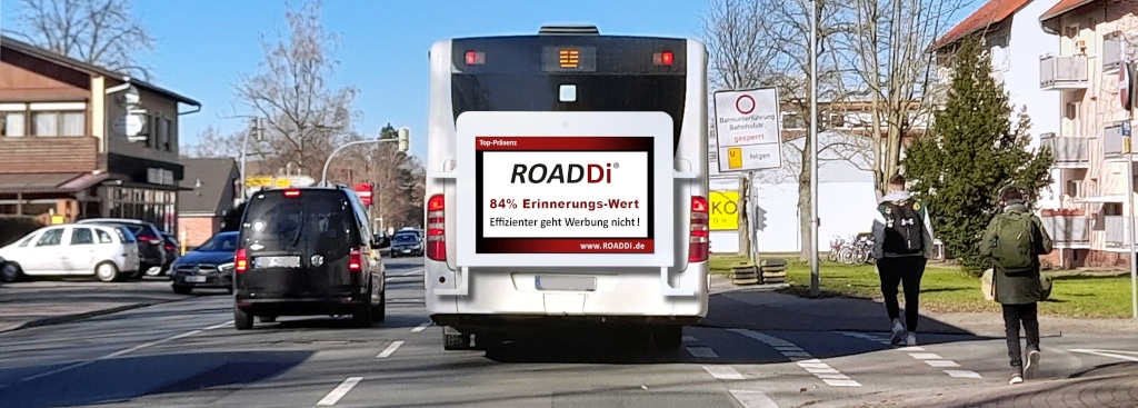 Linienbus im Straßenverkehr mit LED Display auf der Rückseite