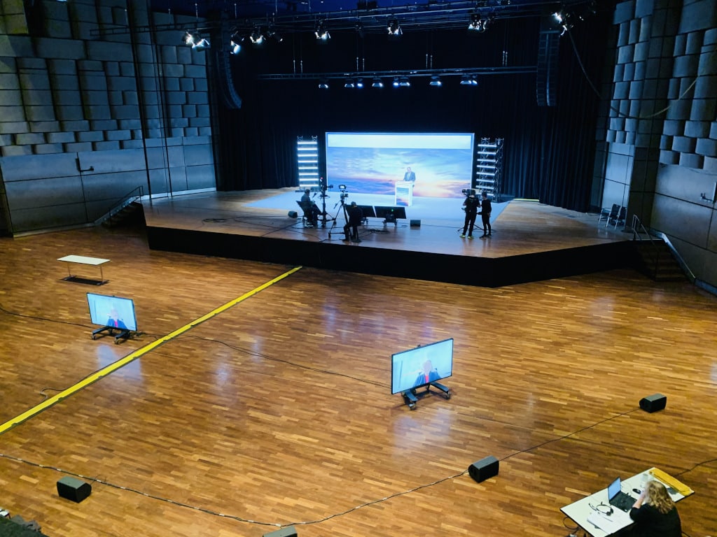 Großer Saal mit Bühne im Eurogress Aachen