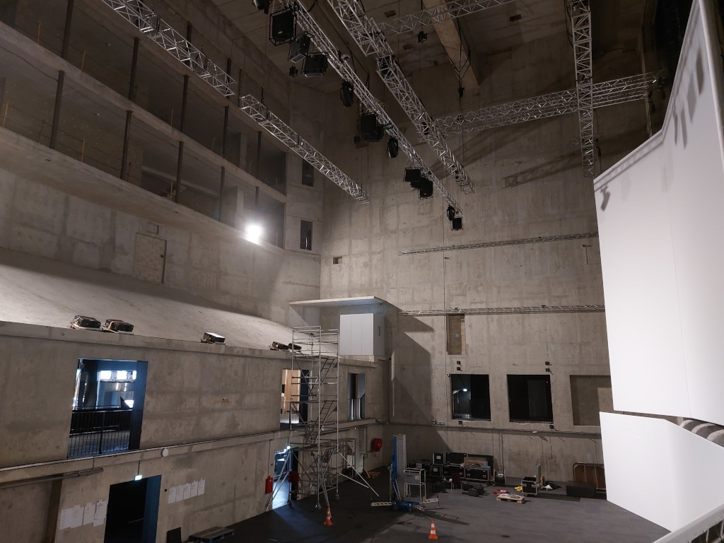 Technikinstallation im Hauptsaal, der mit 15 Projektoren bestückt ist