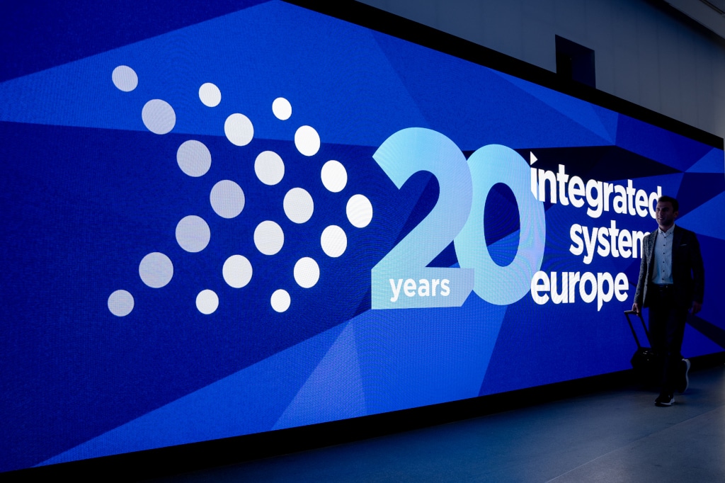 Integrated Systems Europe 2024 – 20-Jahre-Schriftzug auf Display