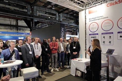 Führung am Stand von Barco