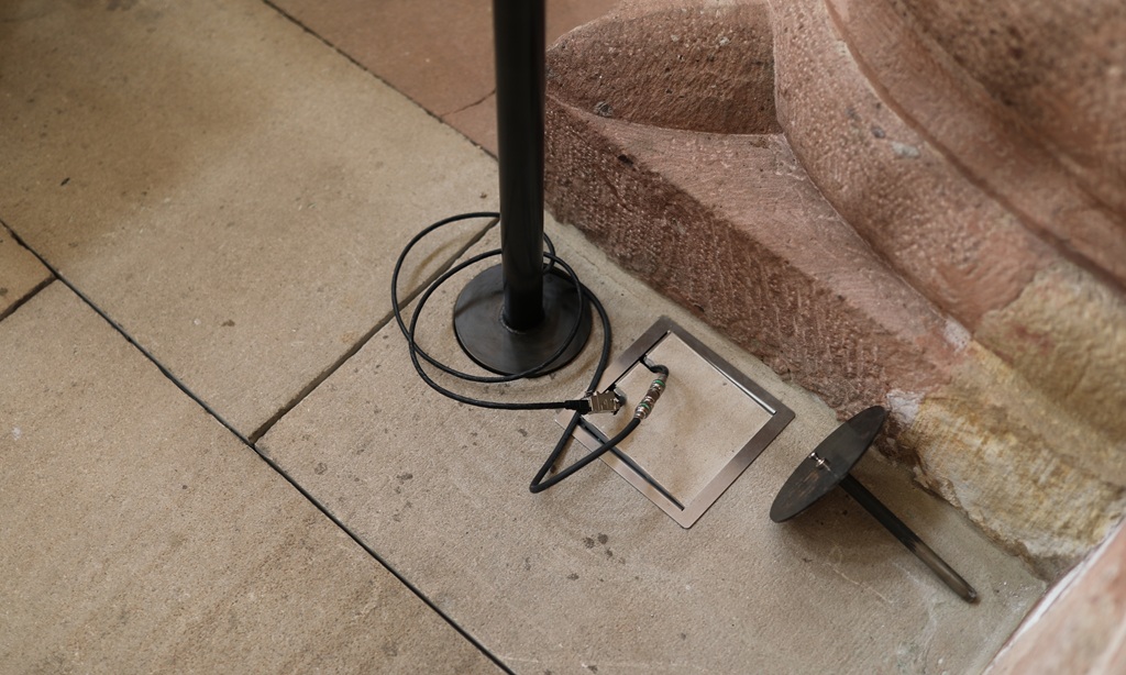 Wenn keine Kamera eingesteckt ist, verschließt ein Einschub mit einer kleinen runden Bodenplatte die Öffnung des Bodentanks.