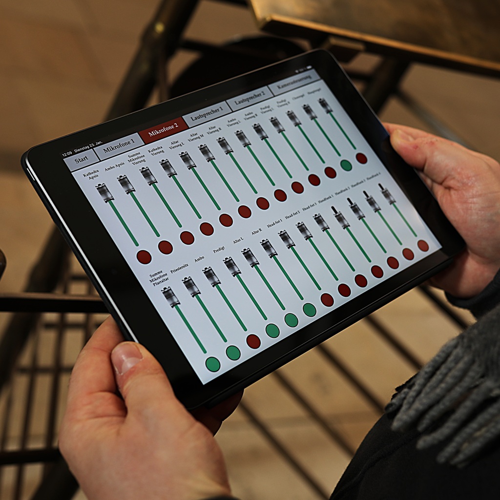 Die Beschallungs- und Mikrofonsteuerung erfolgt über eine Tablet-Oberfläche, die auf Yamaha ProVisionaire-Software basiert