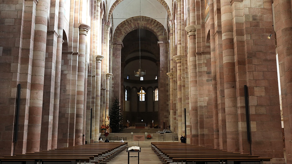 Blick vom Publikumsbereich des Hauptschiffs auf den Altar 