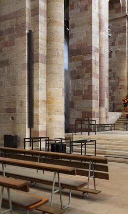 Linienstrahler neben dem Altar 