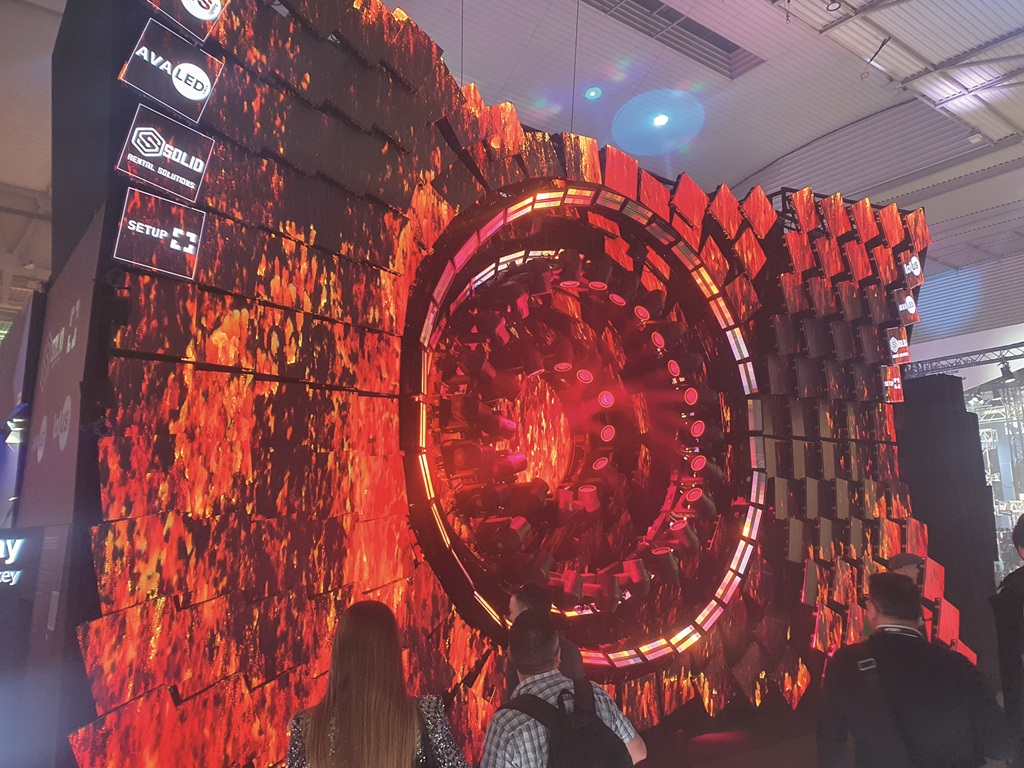 Immersive Lightshow am Gemeinschaftsstand von Solid, Setup Design, Lotus Lightning und AVA LED