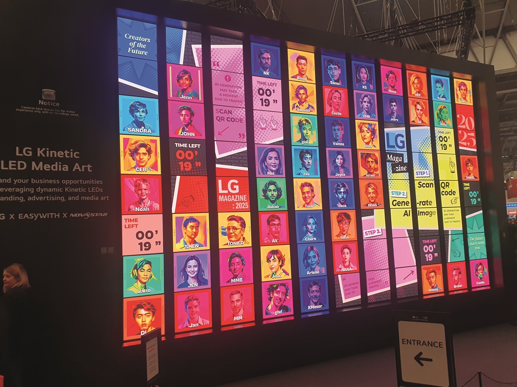 Installation „Kinetic LED Media Art“ am Stand von LG