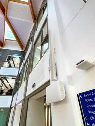 Zwei IC Live Gen5 ICL-F-RD-Lautsprecher neben der Videowand , zusammen mit zwei steuerbaren ICC24/3-RD-Lautsprechern