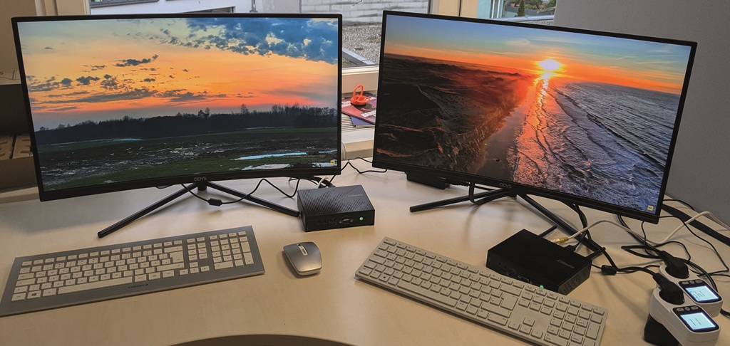 Das Bild zeigt ein Test-Setup mit zwei identischen Hardware-Ausstattungen