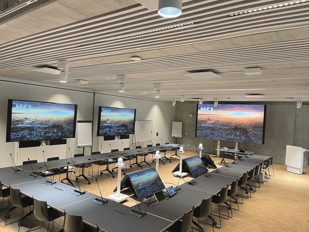 Konferenzraum mit Medientechnik von MCI