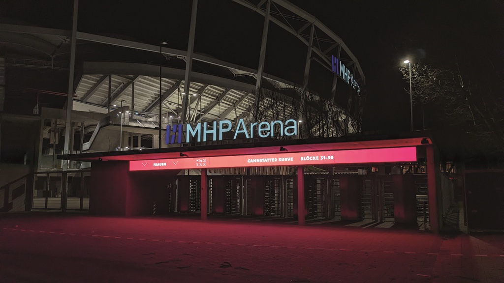 Aussenansicht mir Drehkreuzanlage an der MHP-Arena