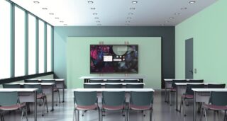 Blick in ein Klassenzimmer ohne Schüler mit einer digitalen Tafel