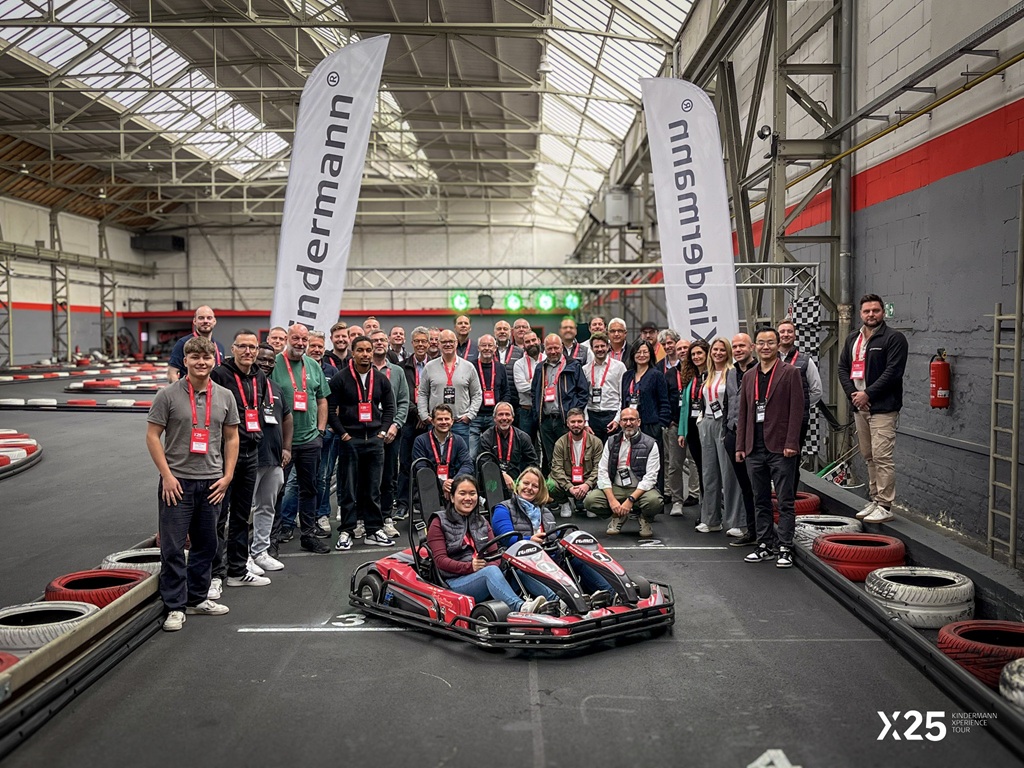 Gruppe von Kursteilnehmern stehend um zwei Renn-Karts