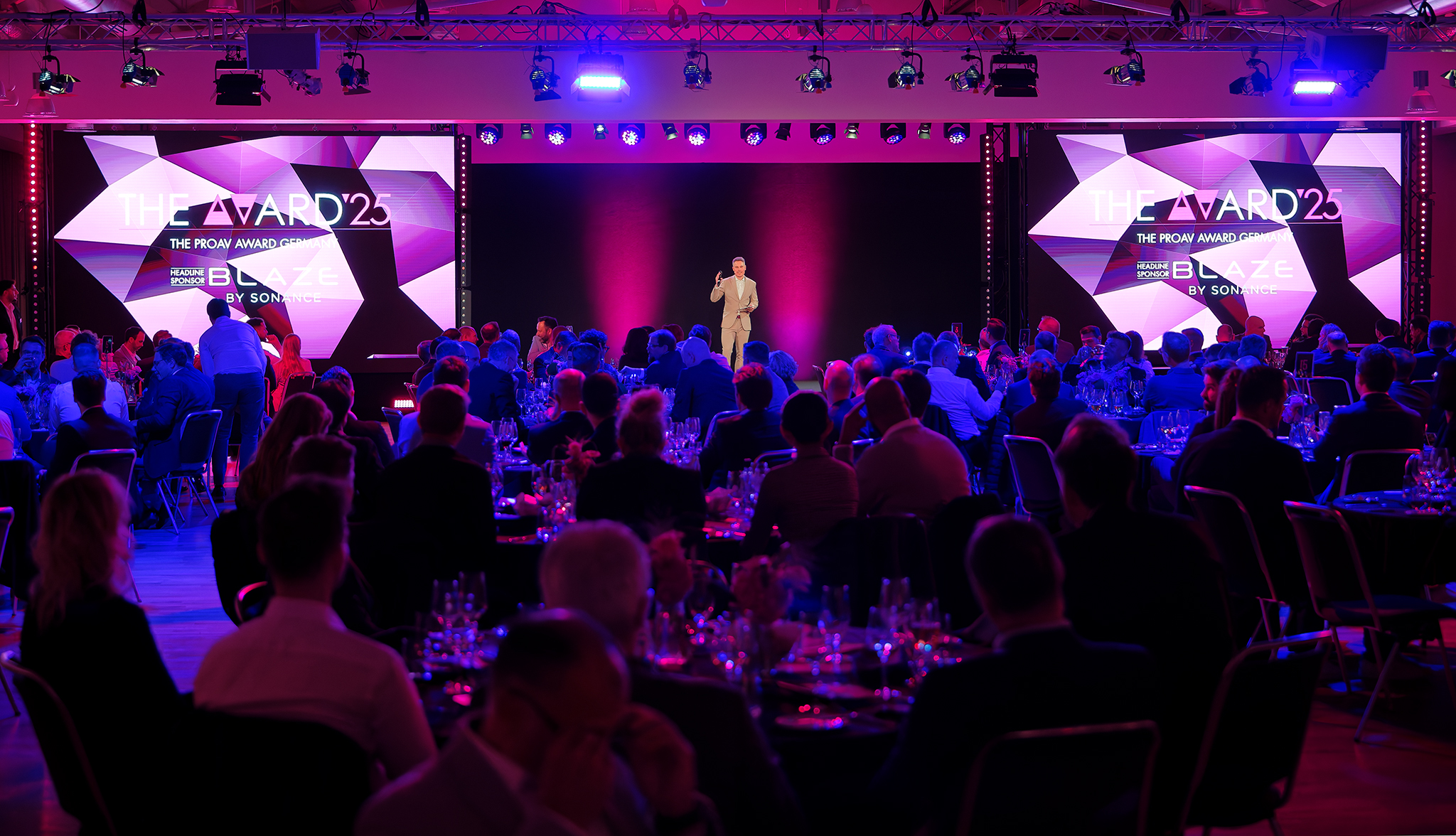 Saal Chicago der Hamburg Messe mit Gästen und Bühne