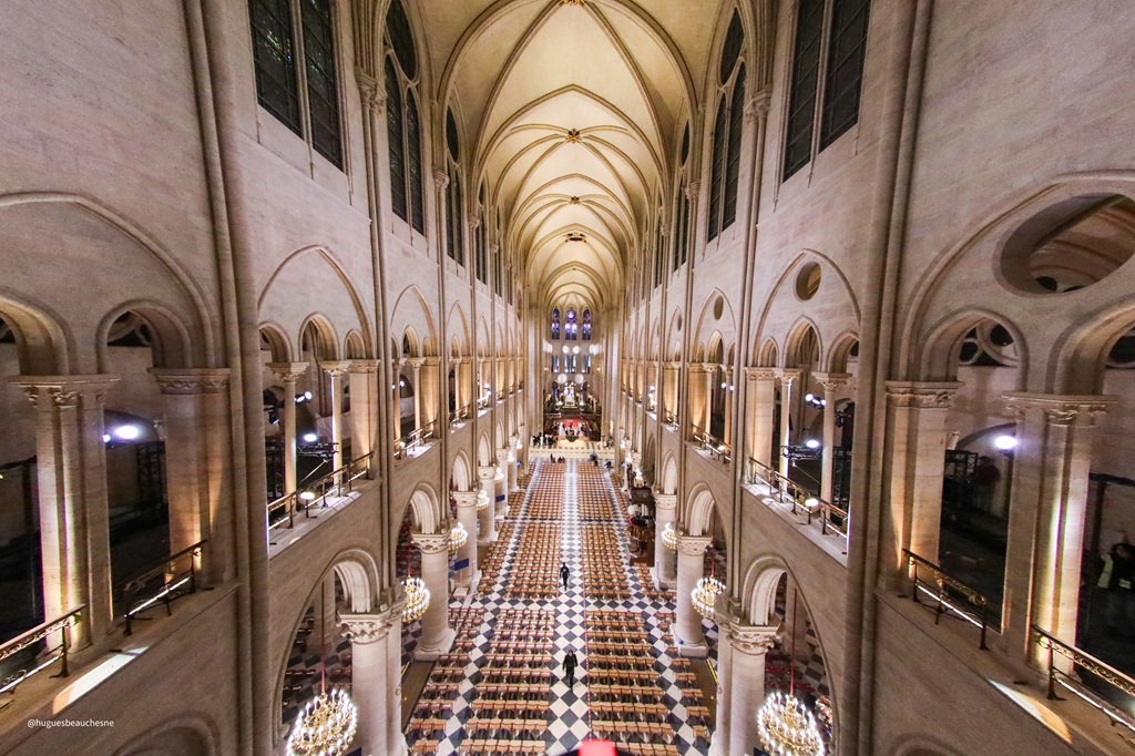 Blick in das Kirchenschiff von Notre Dame Richtung Altar