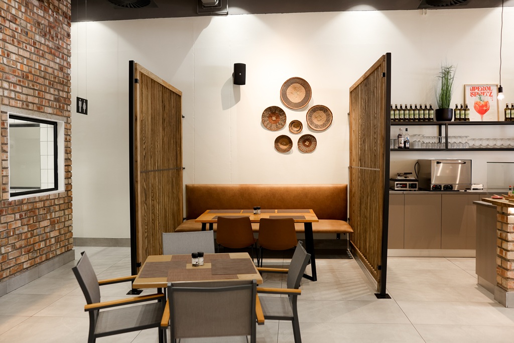 Braune Tische und Stühle in hellem Raum